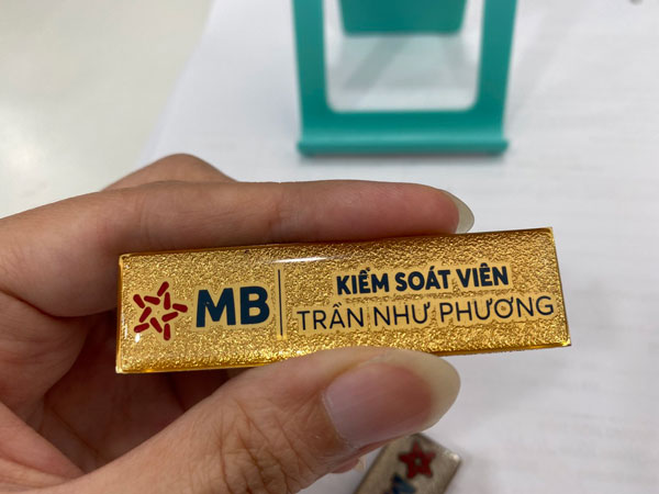 Lưu ý trước khi làm bảng tên nhân viên