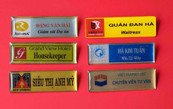 Những lưu ý trước khi đặt làm bảng tên nhân viên