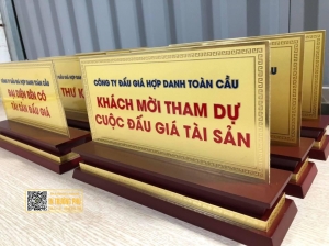 Biển chức danh - chân gỗ 2 mặt đồng