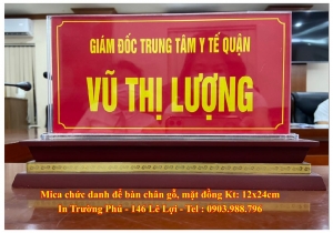 Mica chức danh để bàn chân gỗ, mặt đồng Kt - 12x24cm